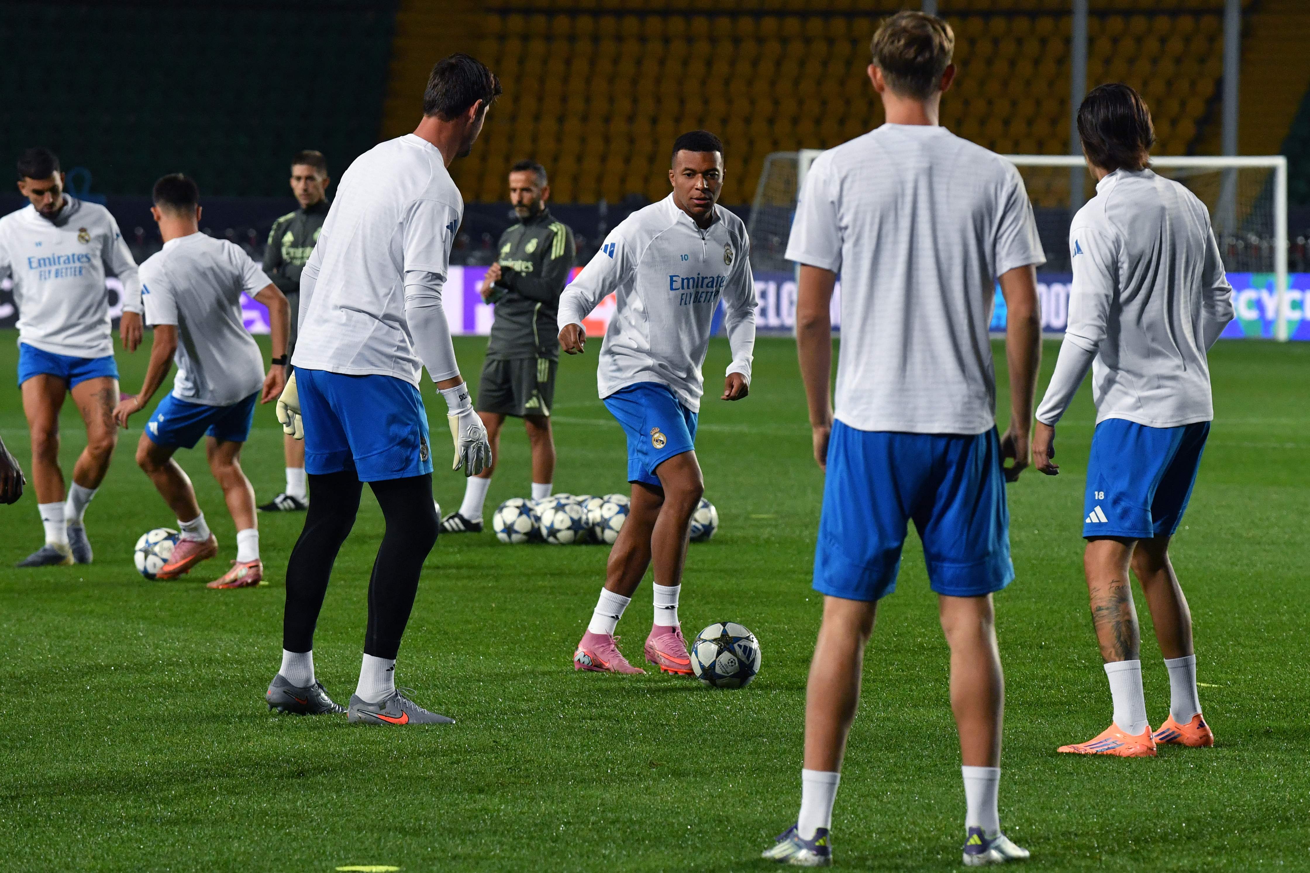 开云-包含赛前体能课后，瓦伦西亚外线爆发备战葡超，压力陡增，身体对抗强度拉满的词条